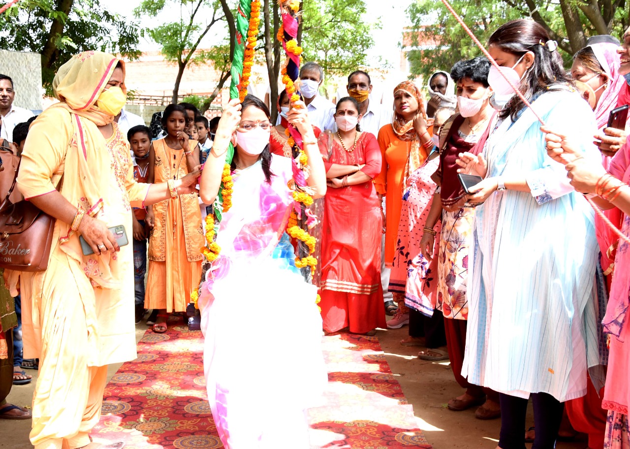उपायुक्त ने गांव मंगाली में महिलाओं संग मनाया तीज महोत्सव