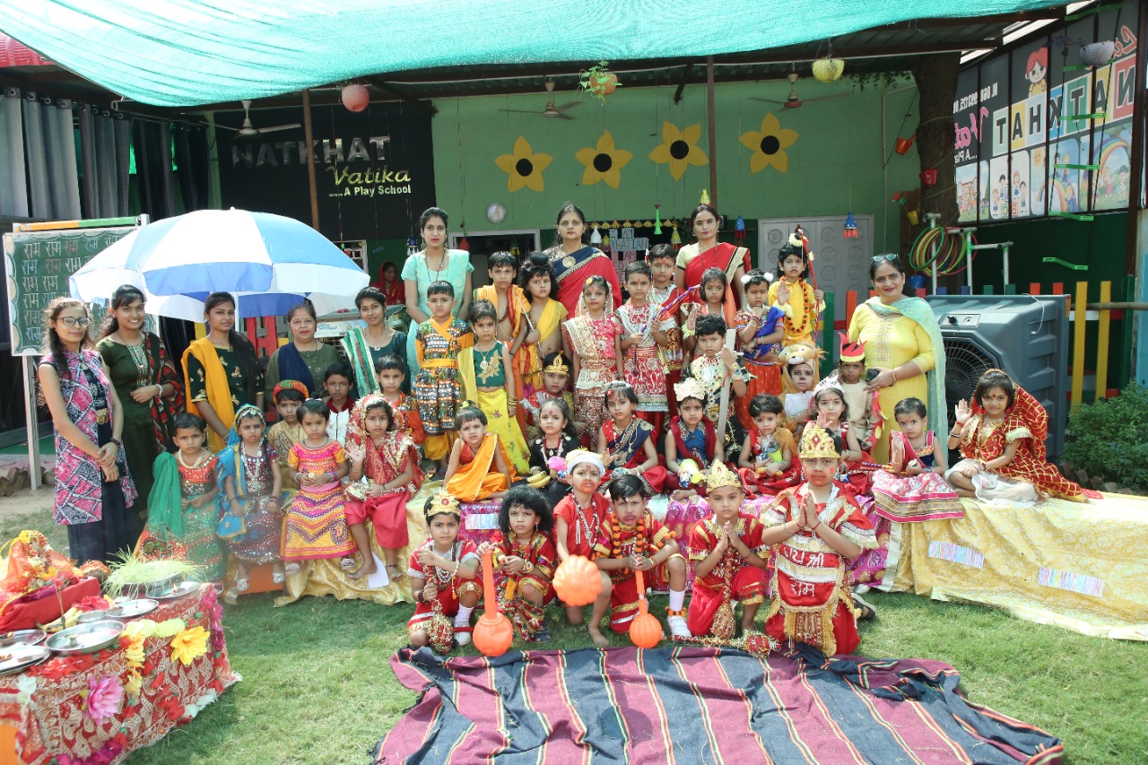 आज नटखट वाटिका स्कूल में नवरात्रि के साथ डांडिया उत्सव व दशहरे का विशेष आयोजन किया गया