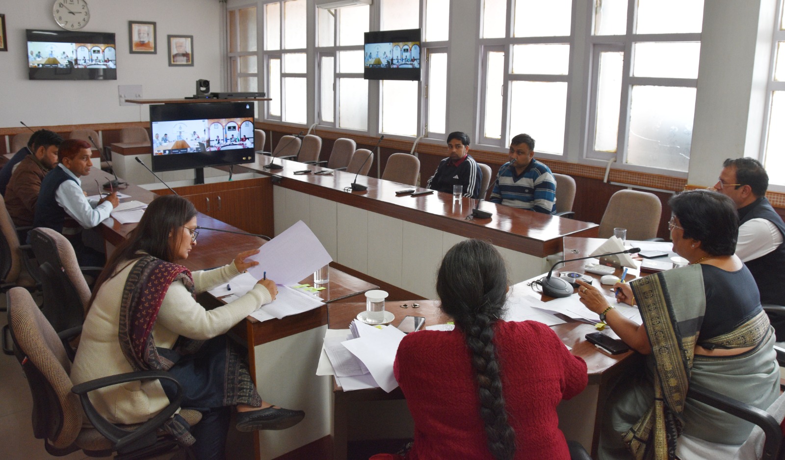 मंडलायुक्त गीता भारती ने कोर्ट केस सहित अन्य लंबित मामलों की ली समीक्षा बैठक